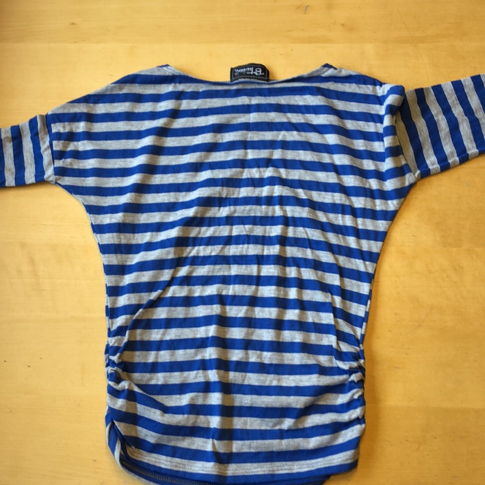 This is a medium sleeve fall attire, btween shirt! - Picture 2 of 3